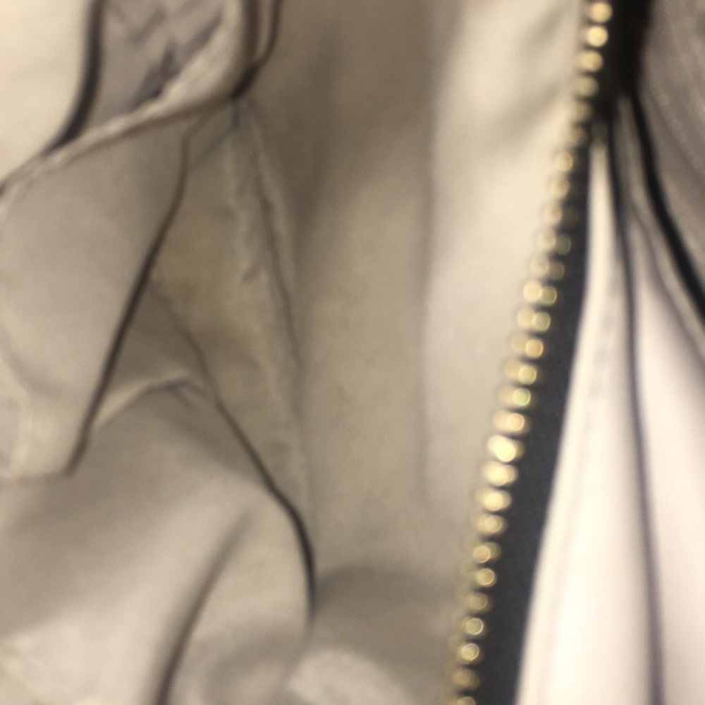 A purse - Picture 3 of 3
